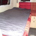 visko-elastische Matratze ausgerollt, auf dem zuvor umgebauten Bett.