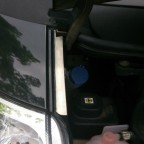 Leitblech rechts eingebaut und die Naht zwischen Fahrzeug und Leitblech mit Innotec versiegelt