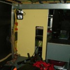 Kühlschrankseite (unten) vom Stellplatz des Motorrades meiner Frau aus gesehen. Ein Xenon Arbeitsscheinwerfer erhellt die Ladefläche und Auffahrrampe