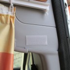 Vorhang  - Abtrennung zum Fahrerhaus
Doppelte Lage leichter, blickdichter Stoff
Mit Klettband am Holm fixiert, sonst saust der Vorhang bei jeder Rec