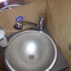Ein vernünftiger Wasserhahn mit integrierter Brause anstelle der Lösung an der Seite des Waschbeckens. Die "Prilblumen" sind allesamt Magnete von Tsch