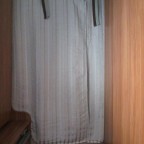 Thermovorhang geschlossen
Der Rollvorhang besteht aus zwei Lagen leichtem Stoff, dazwischen befindet sich ein Wachstuch und bettseitig ein dünnes Vli