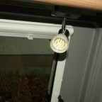 Tolles Licht. LED in Warmweiss mit 1 W (statt der Original-Lampen mit 10-15 W) aus dem Baumarkt. Passen exakt in die Halterungen der 3 Spots (2 x Heck