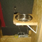 Nach dem Umbau habe ich hinter der Dinette eine herausnehmbare Schüssel. Das Abwasser kommt ins Porta Potti